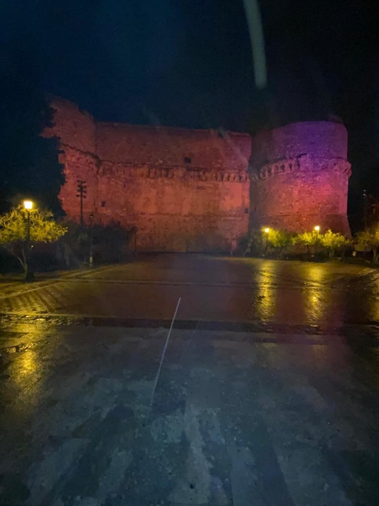 Reggio, il Castello Aragonese si illumina per la lotta alla violenza contro le donne – FOTO