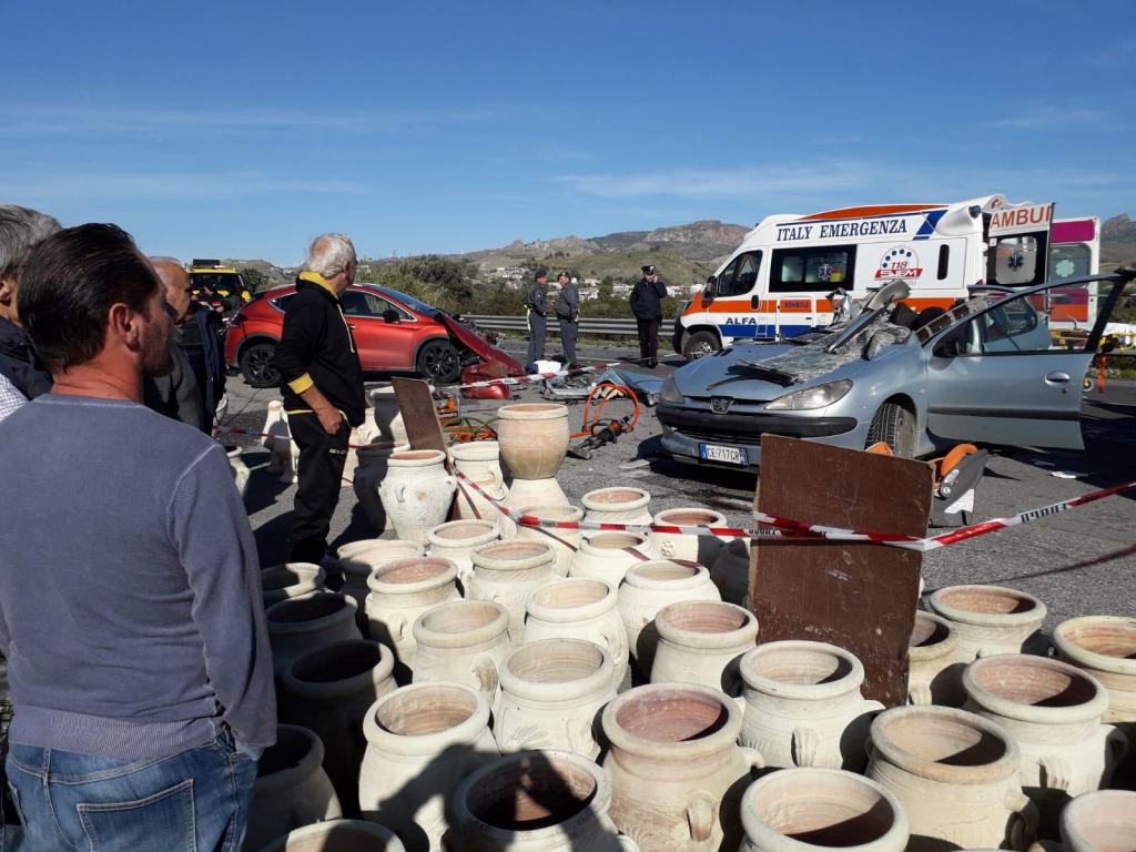SS 106, incidente mortale. Caos mediatico sul numero dei morti, una sola è la vittima