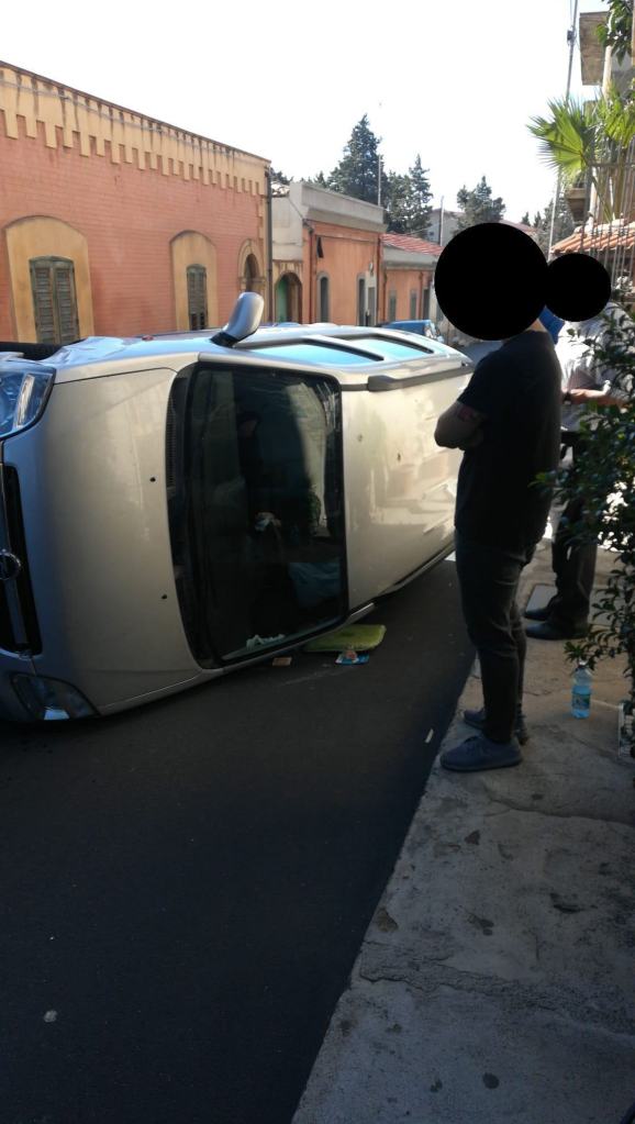 Reggio, rocambolesco incidente ad Arangea: auto si ribalta
