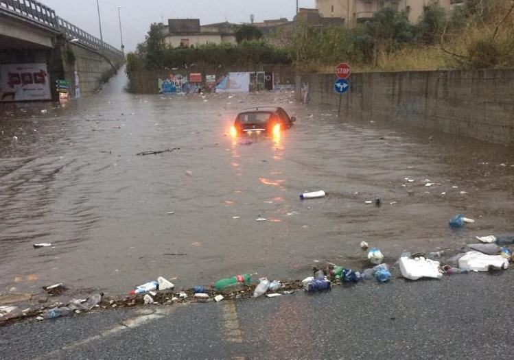 Reggio – Maltempo, auto bloccate nel sottopasso di Pellaro – FOTO