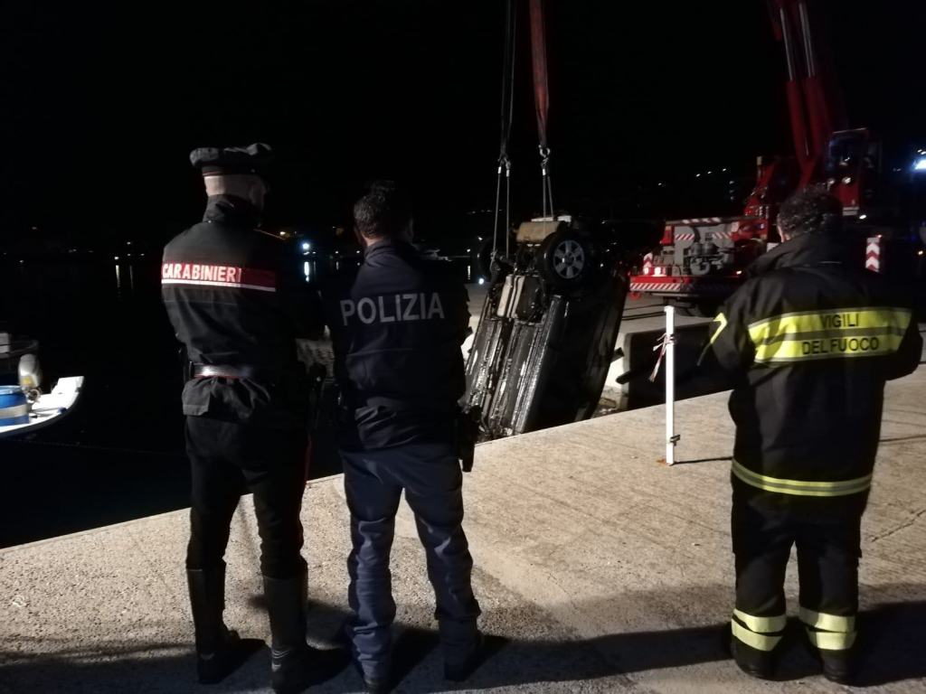 Villa San Giovanni, auto finisce in mare. Conducente salvato da un agente della Polizia