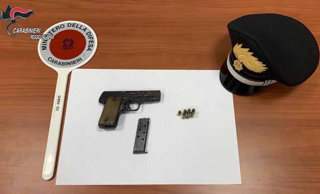 Calabria, rinvenuta pistola in giardinetto pubblico