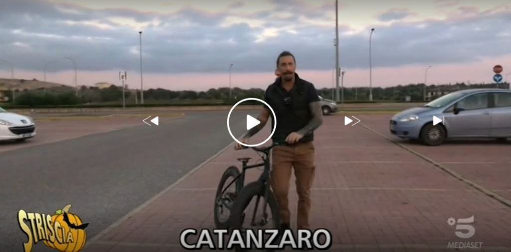 Striscia la notizia, Brumotti e le “Figure di m. calabresi” – VIDEO