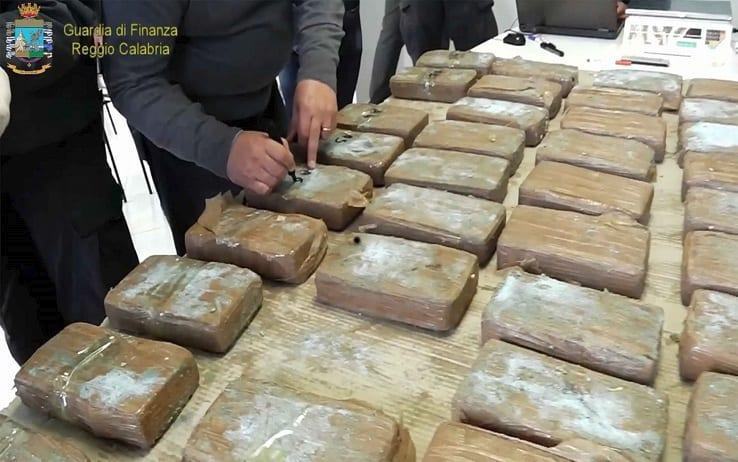 GDF Reggio, sequestrati 61 kg di coca purissima al porto gioiese. Viaggiava insieme a carne congelata