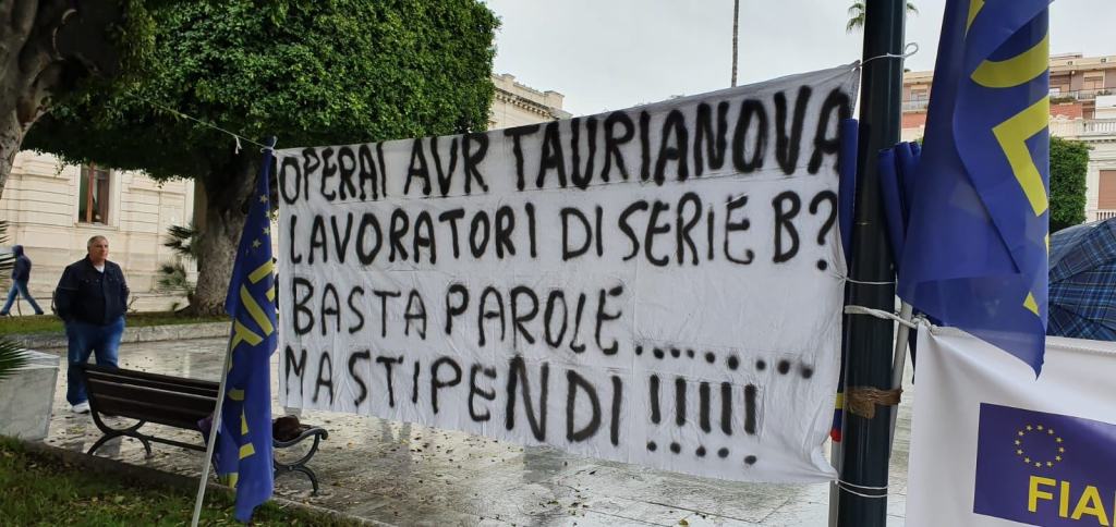 Reggio, il grido dei dipendenti AVR: “Basta parole…ma stipendi!” – FOTO