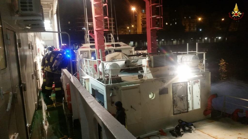 Incendio sullo Stretto a bordo di un traghetto. I dettagli dell’operazione di spegnimento – FOTO