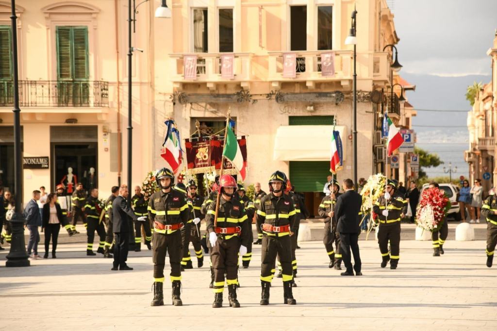 Sit-in vigili del fuoco, Paris: “Non basta chiamarli eroi. Lo stato dov’è?”