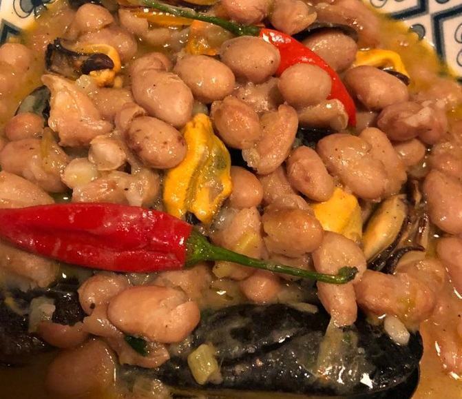 Pizza, “spiedone”, fagioli cozze e vongole, frittura al tagliere. All’Hostaria dei Campi di tutto, di più