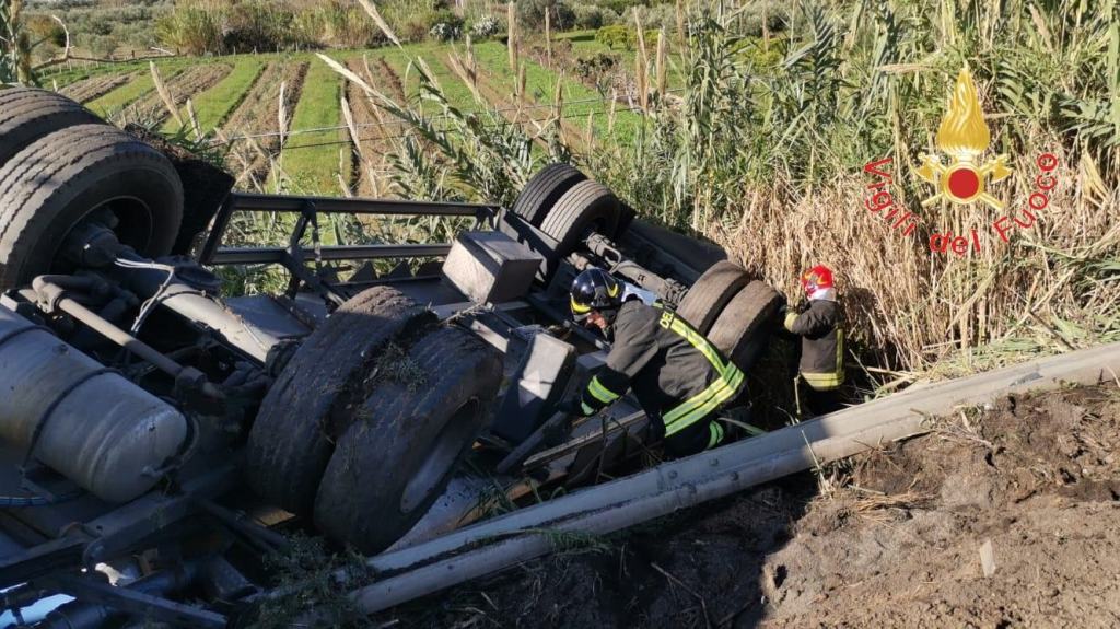 Anas Calabria, camion cisterna si ribalta: traffico bloccato sulla SS18