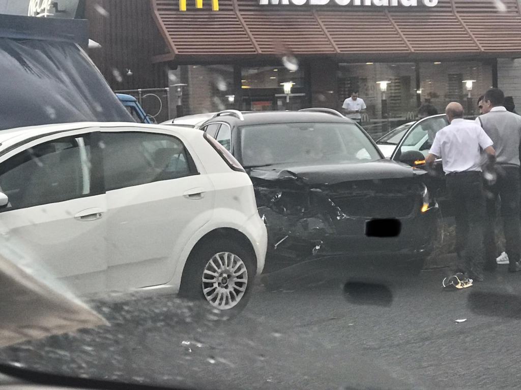 Reggio, incidente sulla SS 106: coinvolte 4 autovetture – FOTO
