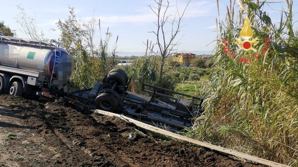 Calabria, camion cisterna perde il controllo e si ribalta: incidente sulla SS18 – FOTO