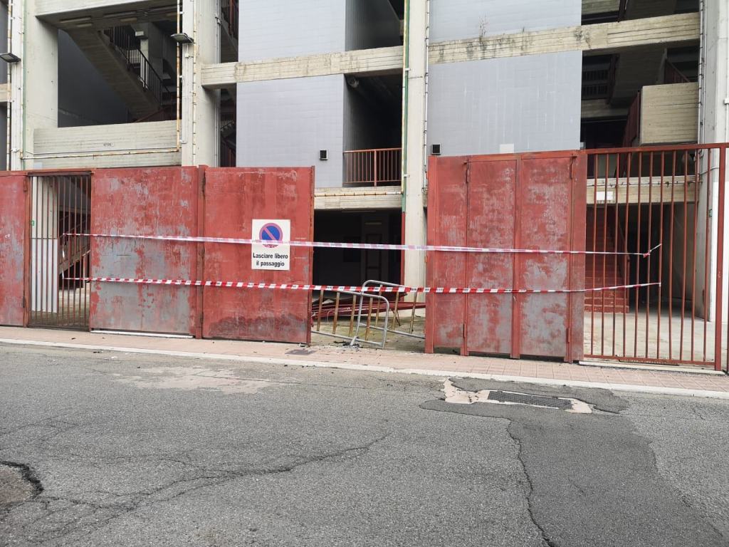 Reggio, perde il controllo dell’auto e sfonda un cancello dello Stadio – FOTO