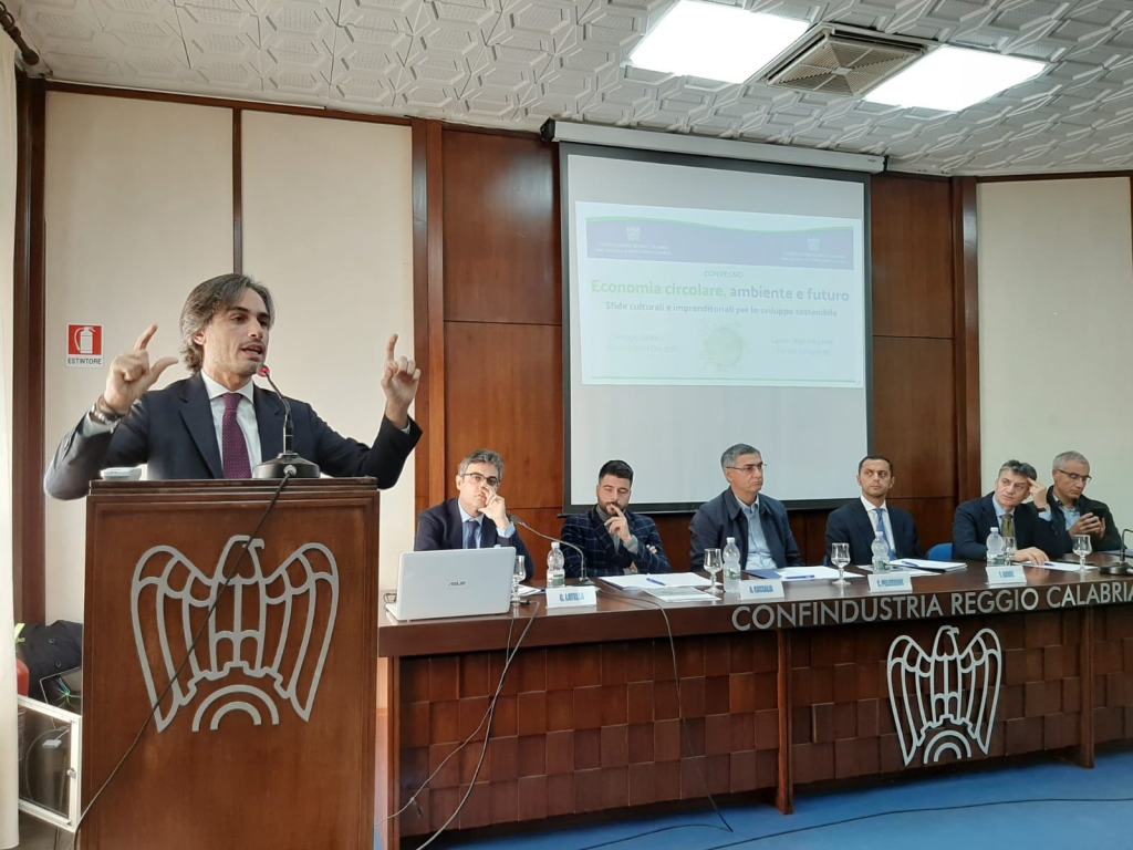Reggio, emergenza rifiuti. Falcomatà punta l’indice contro “l’amica” Regione