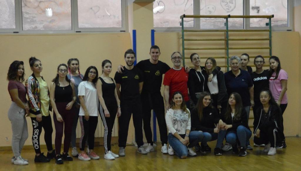 Reggio, al via le lezioni di autodifesa al ‘Panella – Vallauri’ – FOTO