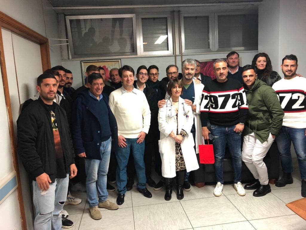 La Reggina visita il reparto di Oncologia del GOM. Gallo: “Si combatte una guerra terribile” – FOTO