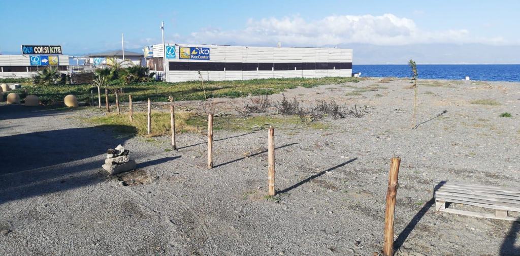 Ruba la staccionata a Punta Pellaro: scoperto l’autore