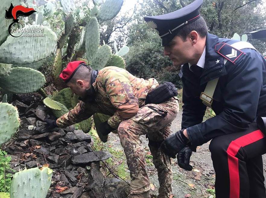 Fucile e cartucce nascosti tra le rocce nel reggino