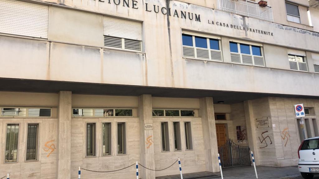 Reggio, svastiche sui muri del Lucianum. Intervento della polizia – FOTO