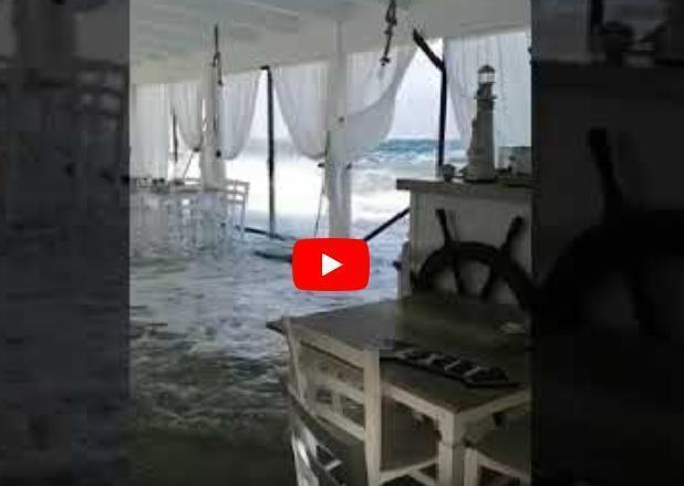 Maltempo a Reggio, allagato un ristorante del lungomare