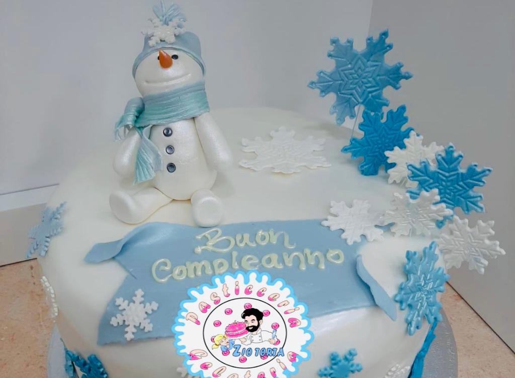 Zio Torta abbraccia i più piccoli. Tutto pronto per il villaggio di Babbo Natale – FOTO