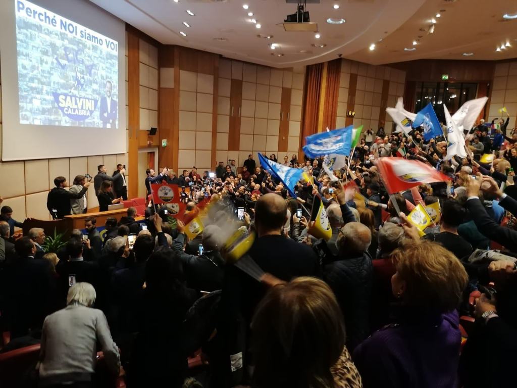 Salvini incanta i reggini della Lega tra spot e selfie. Sardine sotto…tono