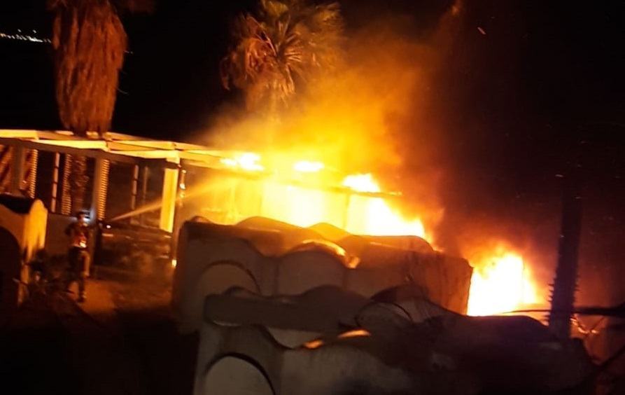 Reggio, vasto incendio avvolge l’Oasi Village – FOTO