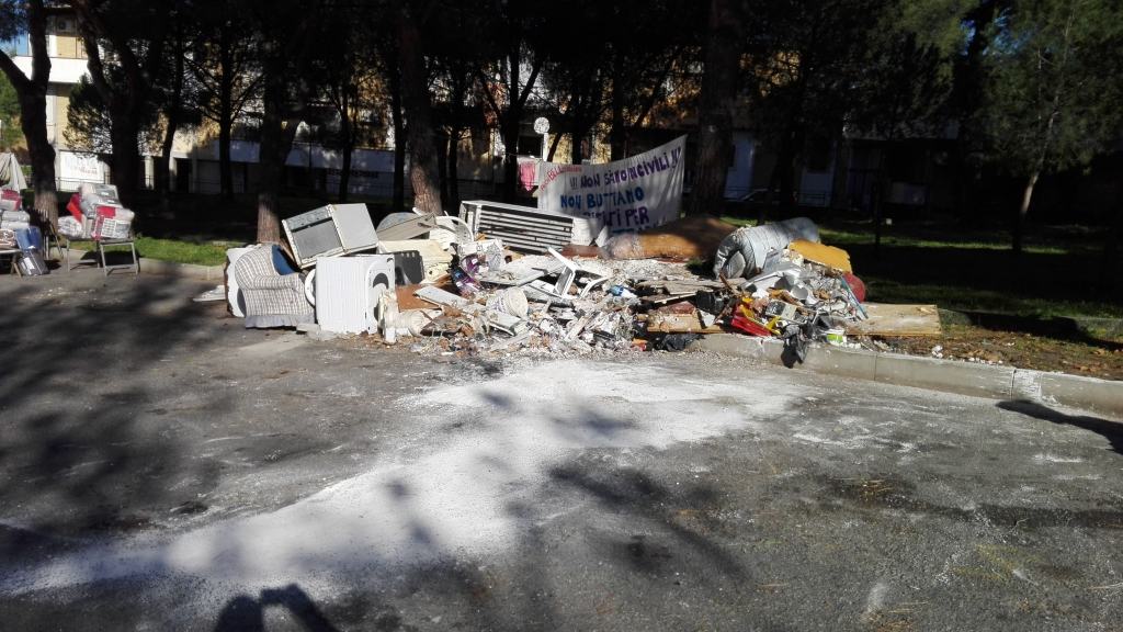 Mercato tra i rifiuti, il popolo di Archi: “L’indecenza non finisce mai” – FOTO