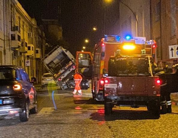Reggio, camion Avr perde il cassone nel centro città