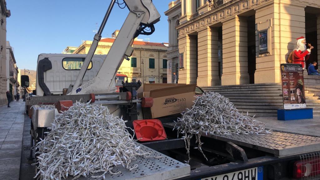 Reggio, installate le prime luminare: si parte dai palazzi istituzionali – FOTO
