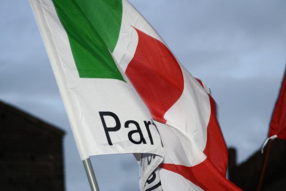 Referendum, il Pd Calabria davanti alla Rai di Cosenza: ‘Spegniamo TeleMeloni, accendiamo la democrazia’