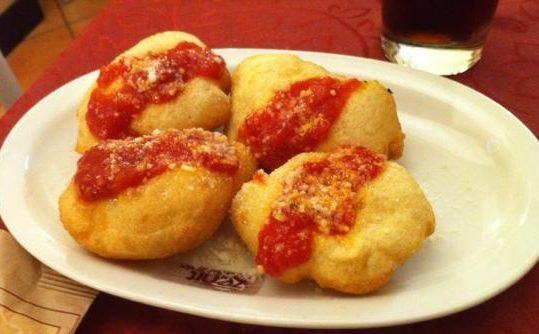 Come preparare la pizza fritta alla calabrese: la ricetta di un lettore