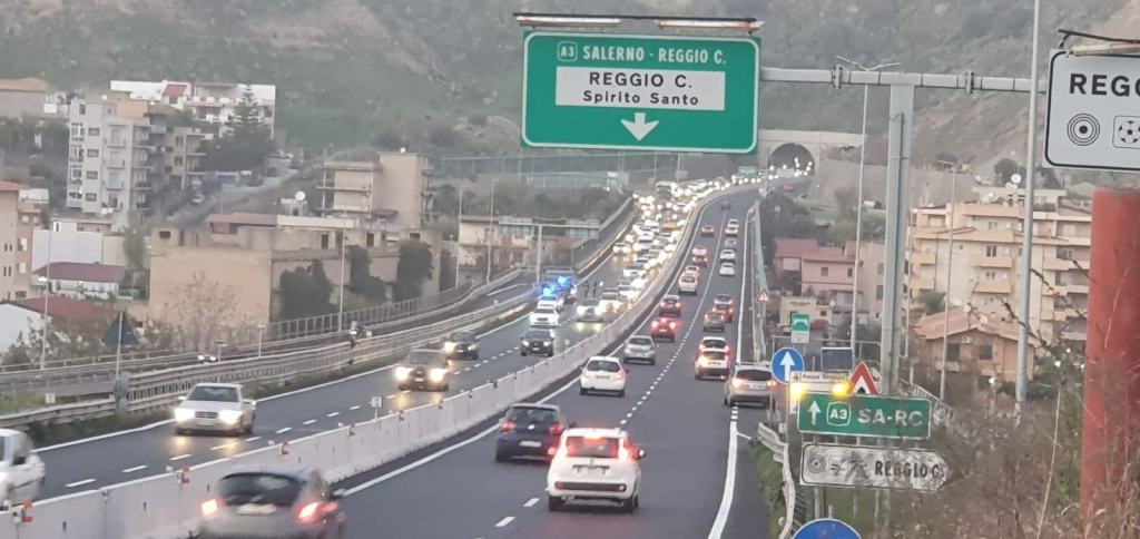 Reggio – Traffico in tilt sul raccordo autostradale, causa incidente – FOTO