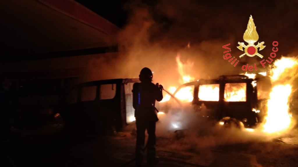 Reggio, ha incendiato 24 automobili e minacciava esplosione palazzo: trasferito in struttura sanitaria