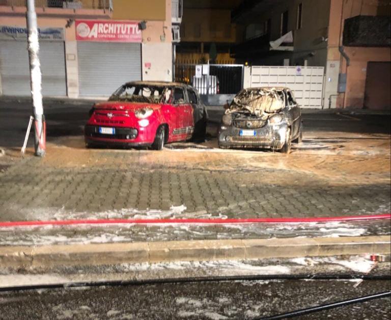 Reggio, incendio nella notte: quattro auto in fiamme – FOTO