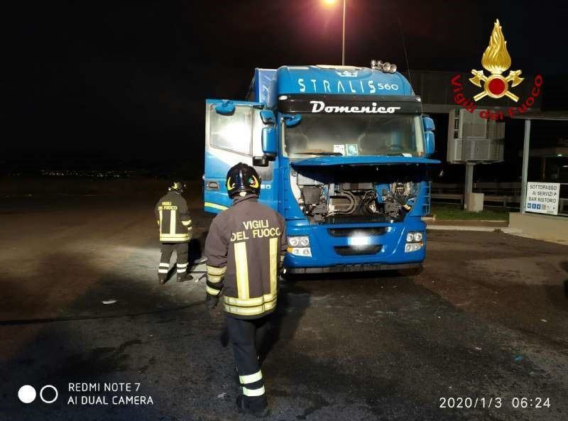 Calabria, in fiamme un autotreno: l’intervento dei Vigili del Fuoco – FOTO