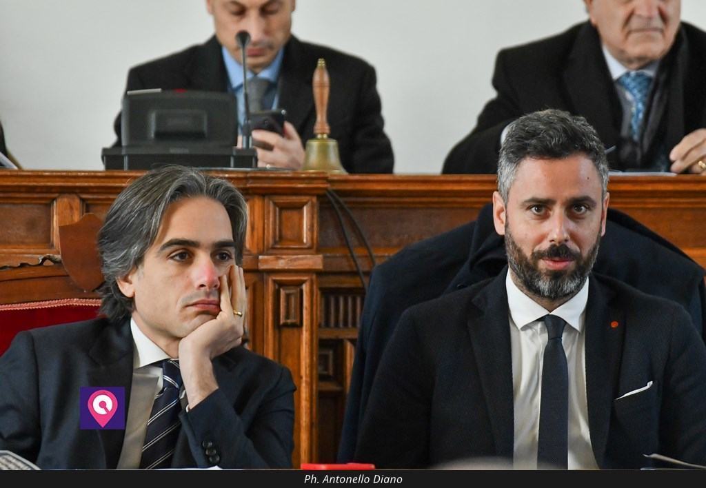 Reggio invasa dai rifiuti. Falcomatà strategico, Neri non molla: “Non sono preoccupato, ma ‘occupato’ h24”