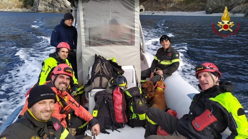 Cani scivolano in un dirupo: il salvataggio dei Vigili del Fuoco – FOTO