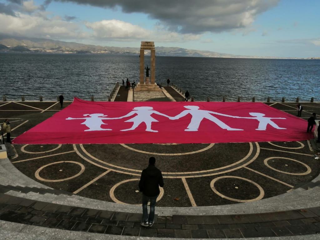 A Reggio il bandierone di 600mq per la famiglia