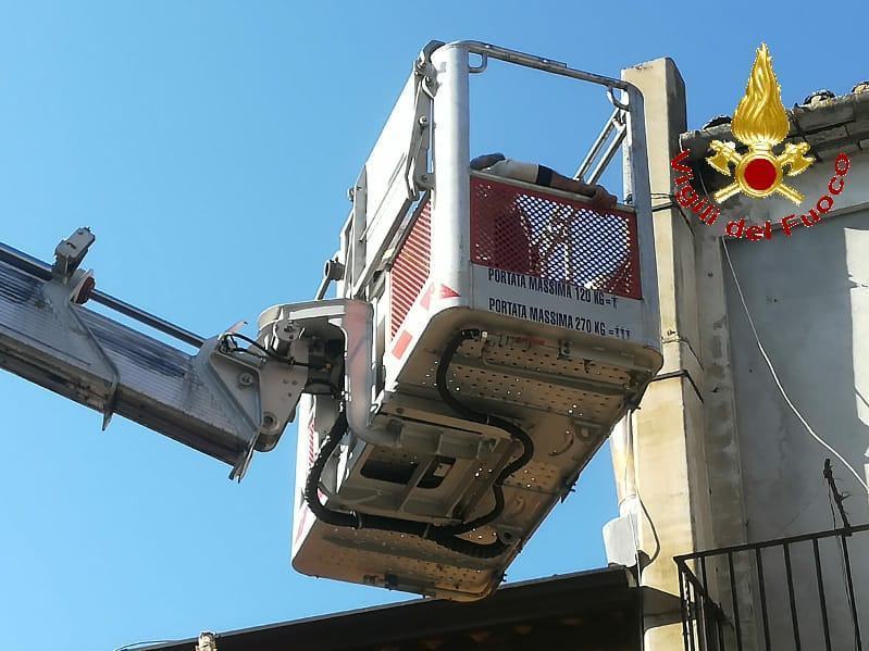 Sale sul tetto per una riparazione e resta bloccato: il salvataggio dei Vigili del Fuoco – FOTO