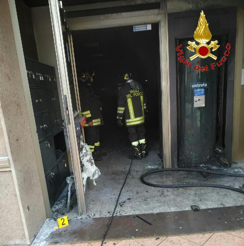 Calabria, incendio doloso in una banca – FOTO