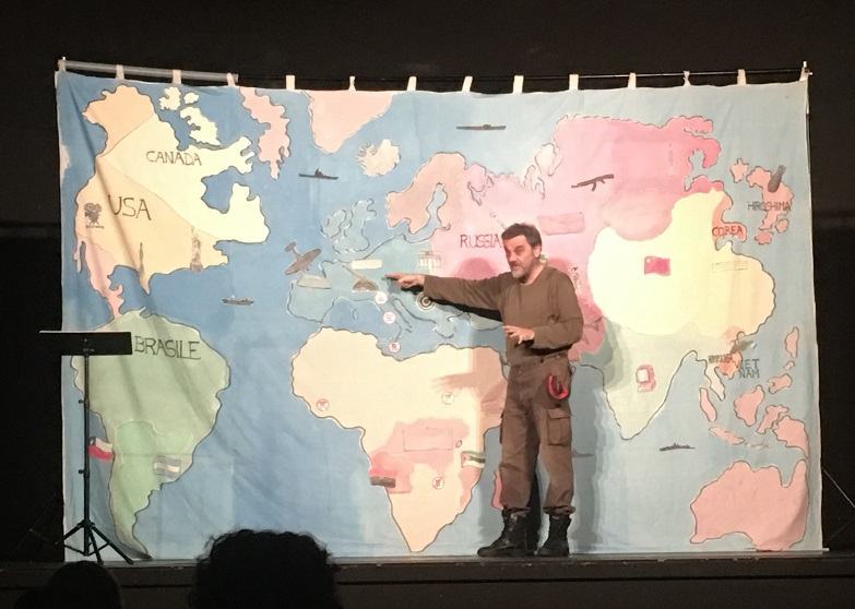 Calabria – Mario Spallino interpreta StupidoRisiko e denuncia, con ironia, la brutale realtà della guerra