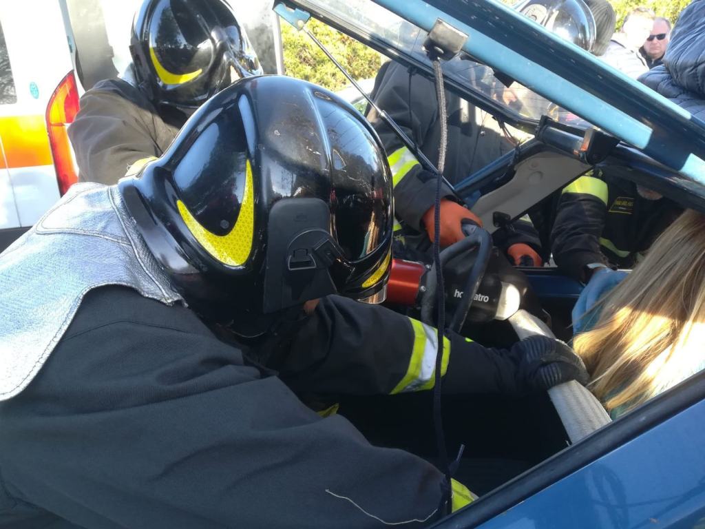 Automobile sbatte contro albero: incidente in provincia di Reggio