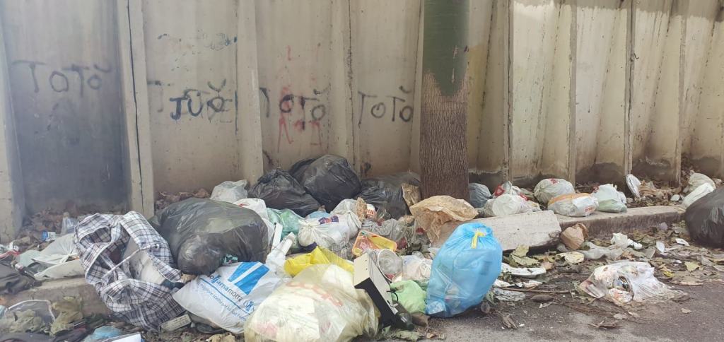 Reggio, esterno Ospedale Morelli inondato da rifiuti (FOTO)
