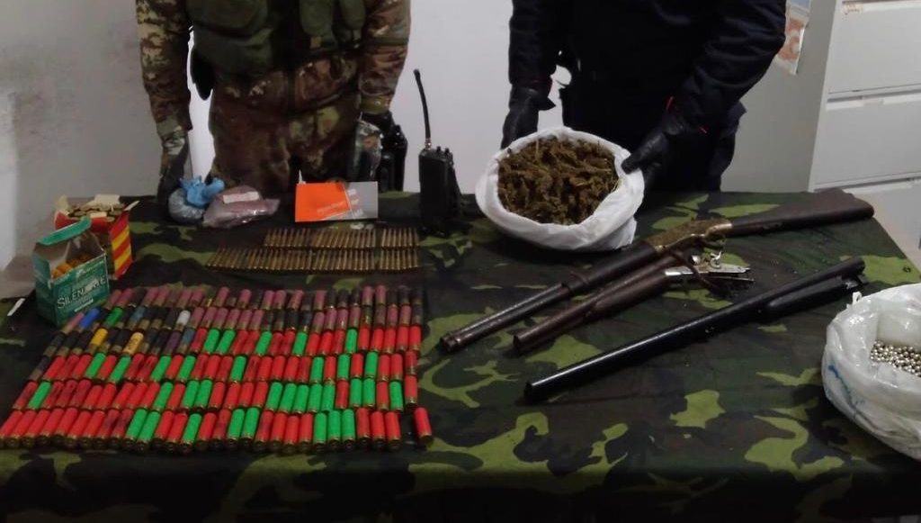 Armi, munizioni e marijuana nascosti dentro un tubo: il ritrovamento in provincia di Reggio