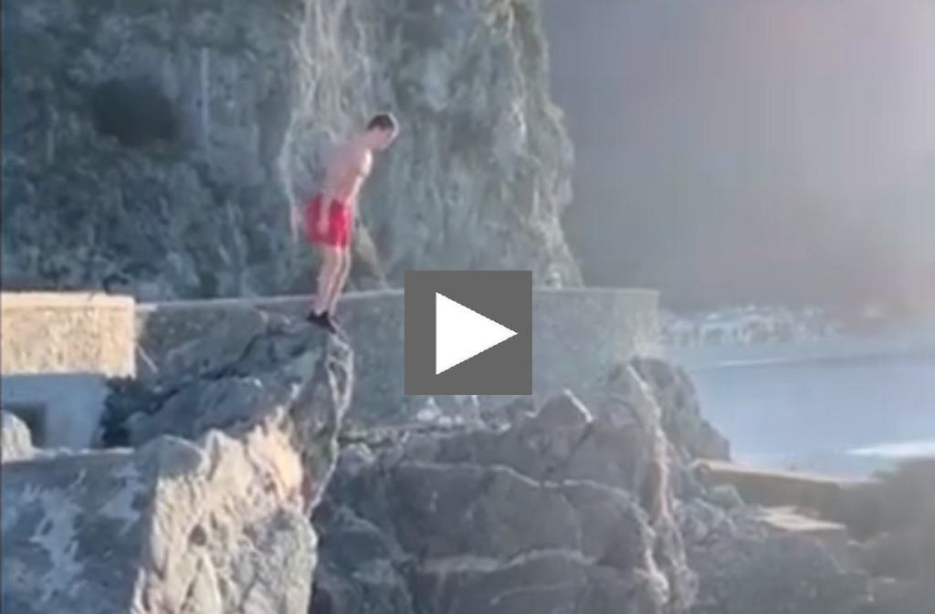 Scilla, il coraggioso tuffo di Francesco nel mare d’inverno