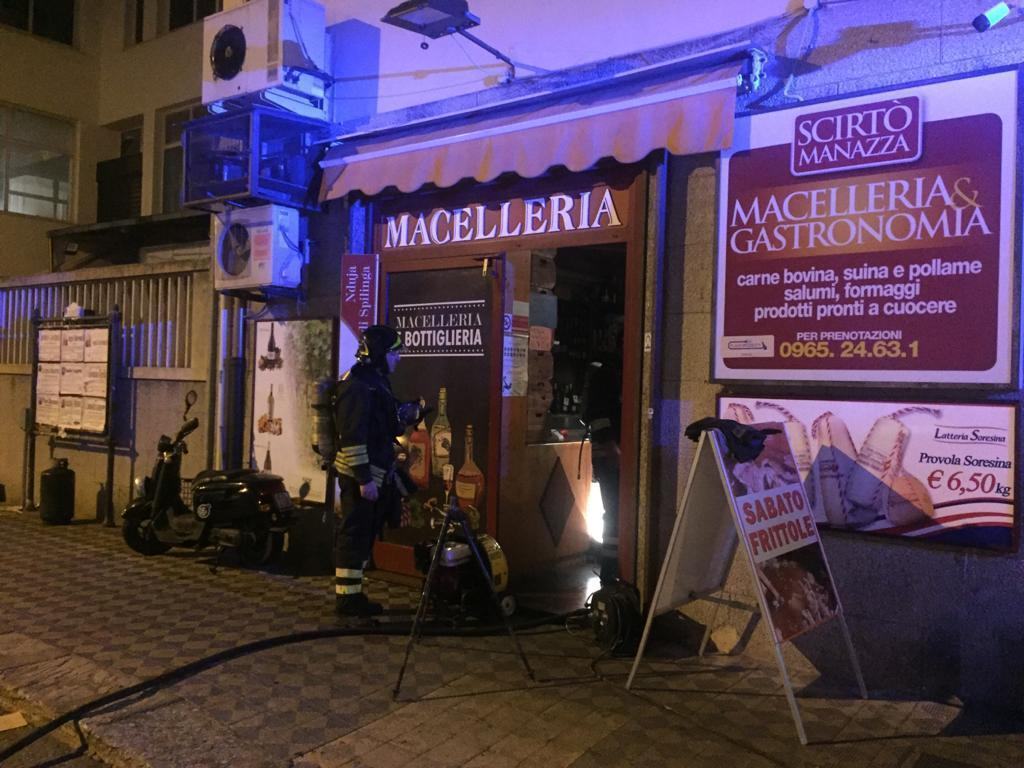 Reggio Calabria, fuoco alla saracinesca di una nota macelleria