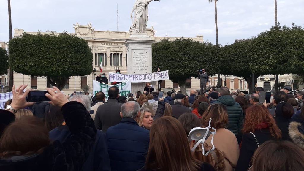Caos rifiuti a Reggio, “porta a porta” bocciato dai cittadini