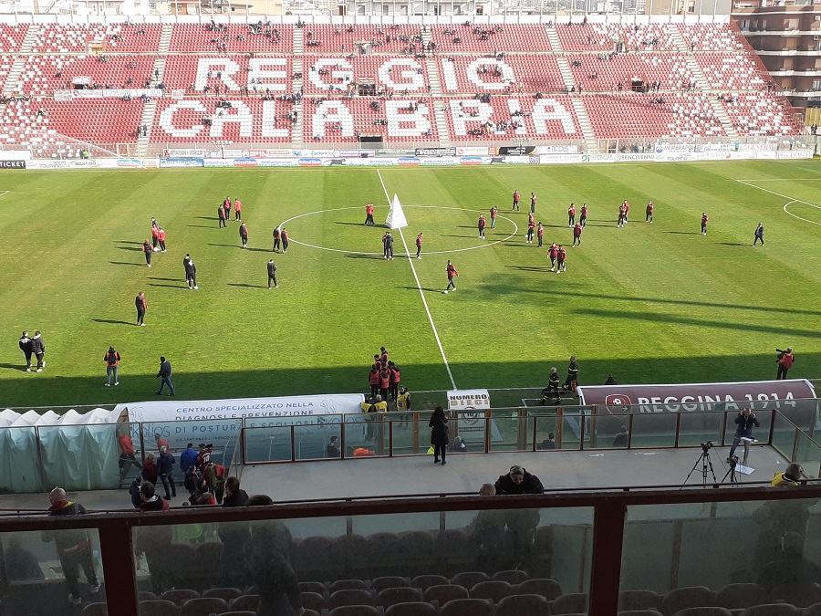 Reggina-Bari: lo spettacolo è già iniziato tra le due curve (foto)
