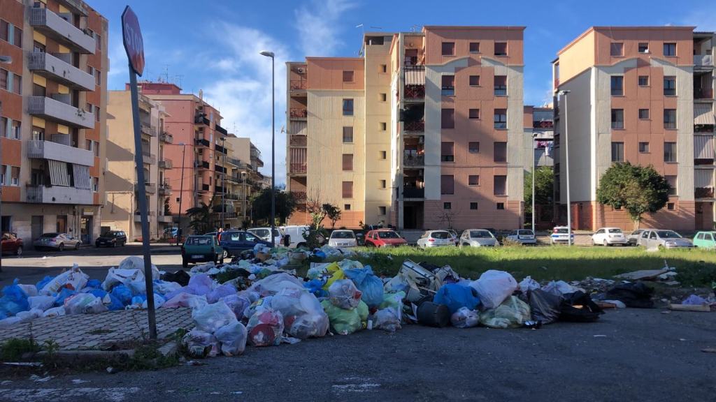 Caos rifiuti, Reggio cerca un nuovo gestore. Falcomatà: ‘A breve la situazione tornerà alla normalità’