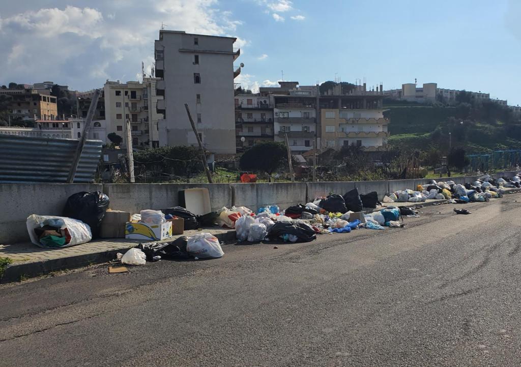 Caos rifiuti, Articolo Uno: ‘Santelli dimostri di avere a cuore la città più grande della Calabria’
